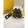 Coleção Primeiros Chinelos Designer Feel Sandálias Luxo Mulheres Cetim Sandália Preto Couro Plano Mulas Cruz Laços Slide Verão Moda Clássico Sapatos 35-42