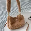 Épaule de fourrure d'hiver Crossbody Furry Luxury Handbag Triangle Badge femme fourre-tout