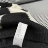 여자 스웨터 디자이너 24 초 이른 봄 새로운 게으른 스타일 블랙 흰색 다이아몬드 체크 무늬 대조 컬러 패치 워크 자수 고양이 V- 넥 스웨터 U54I