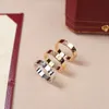 Luxurys 6mm diamante amor anel designer moda titânio aço gravado carta padrão designer anel de noivado tamanho 5-11 anéis para mulheres atacado