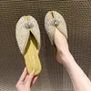 Tofflor kvinnor mulor skor kristall lyx pärlor lägenheter sandaler sommar 2024 designer strand flip flops femme zapatillas glider