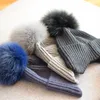 Береты с защитой ушей, шапка с помпоном для женщин, осенне-зимняя теплая вязаная шапка с комочком волос, шерстяная корейская версия, повседневная шапка-бини