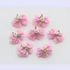 Vêtements de chien 100pc / lot chat cheveux arcs petits accessoires fleurs roses toilettage bandes de caoutchouc 328c