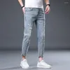 Mäns jeans hiphop för män ljusblå stretch mager fotled längd denim byxor rippade man 2024 sommaren frayed lapptäcke cowboys