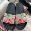 Designer sandaler för kvinnor män tofflor paris gummi glider sandaler blommor brokad toffel platt botten flip flops kvinnor mode randig strand eur35-45