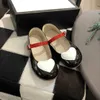 브랜드 아이 운동화 심장 모양의 장식 소녀 공주 신발 크기 신발 상자 반짝이는 특허 가죽 아기 플랫 신발 24mar.