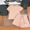 Marke Baby Trainingsanzüge Brief Jacquard Kinder zweiteiliges Set Größe 110-160 CM Einfarbiges T-Shirt passt Jungen Mädchen T-Shirt und Shorts 24. März