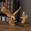 Miniature Resina Aquila reale Modello in miniatura Statua Collezione d'arte Ornamento Scultura Bellezza Vento Desktop da ufficio Decorazione Feng Shui