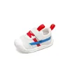 Barn sportskor Spring Boys and Girls Little White Shoes Breattable Mesh Shoes Soft Sules Baby Walking Shoes 240229