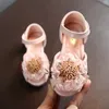 Zomer roze peuter met grote bloemen schattige zachte zoole meisjes mode 2024 nieuwe strand non -slip baby prinses schoenen buiten kinderen sandalen