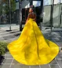 Cristaux perlés jaune satin robes de bal tribunal train licou cou sexy dos nu avant fendu longues robes de soirée pour les filles noires 2024 robe d'occasion spéciale