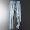 Jeans pour hommes Designer Jeans déchirés brodés bleu clair pour hommes nouveaux pantalons élastiques à taille moyenne pour hommes, pantalons longs pour petits pieds, styles d'automne et d'hiver R8LP