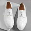 Scarpe eleganti da uomo classiche di marca bianche da lavoro brogue autunno basse in vera pelle a punta