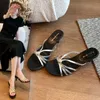 Hausschuhe Große Hausschuhe für Damen Sommeroberbekleidung 2023 neue modische Sandalen mit schmalem Absatz und offener Spitze, transparente französische weiße High HeelsH240313