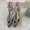 2024 New Women Dress Shoes 80 심장 새틴 발 뒤꿈치 검은 흰색 뾰족한 chunky Heel Crystal Impellished Evening Sandals 고급 발목 끈 웨딩 신발