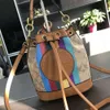 Billig grossist 50% rabatt på nya designerhandväskor i år populära Dign-väskor Kvinnliga fashionabla och pendlande handhållna hinkar