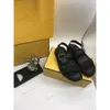 Collezione Prime Pantofole Designer Feel Sandali Luxury Donna Sandalo in raso Sabot piatti in pelle nera Lacci incrociati larghi Slide Summer Fashion Scarpe classiche 35-42