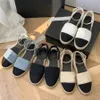 Toppkvalitet vävt espadrilles sandaler halmlägenheter glider ankel rem strandskor kvinnor rund tå lyxdesigner platt klack semester skor fabrikskor med låda