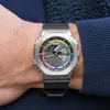 Orologio sportivo da uomo al quarzo digitale argento arcobaleno 2100 Orologio mondiale Orario completo di tutte le funzionalità LED impermeabile con sollevamento automatico della mano Serie rovere chiaro