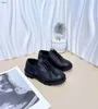 Clássicos sapatos de couro de bebê vestido de grife de tênis de tênis 26-35 Proteção de caixa de caixa Padrão de impressão infantil sapatos casuais 24mar