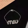 Дизайнерские браслеты MiumiuСемейство Мяо M Семейное письмо Полный бриллиантовый браслет из платины с медным покрытием и двойными стальными штампами Роскошные высококачественные женские браслеты