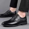 Kleidschuhe Herren Echtleder Business Mode Herren Casual Frühling Low-Cut geschnitzte britische Brogues Outdoor Flats