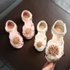 Zomer roze peuter met grote bloemen schattige zachte zoole meisjes mode 2024 nieuwe strand non -slip baby prinses schoenen buiten kinderen sandalen