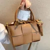Rabattbutiker i år populära små handväska kvinnor 2024 Ny fashionabla fast färglappar på väskan casual crossbody Bill of Lading axel