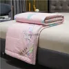 Set di trapunte Coperta di seta di cotone per la casa Coperte di seta di raffreddamento estivo Luce di lusso Vento Trapunta di seta di cotone Camera da letto Coperta di aria condizionata YQ240313