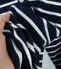 T-shirt da donna Bottone in metallo testurizzato Mezza dolcevita a righe blu scuro T-shirt lavorata a maglia da donna a maniche lunghe Autunno e inverno
