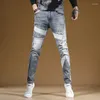 Męskie dżinsy jeansowe jasnoniebieski patchwork mężczyzn streetwear szczupty pestki proste spodnie koreański styl swobodne dżinsowe spodnie