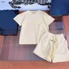 Marke Baby Trainingsanzüge Brief Jacquard Kinder zweiteiliges Set Größe 110-160 CM Einfarbiges T-Shirt passt Jungen Mädchen T-Shirt und Shorts 24. März