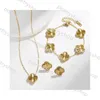 2024Bracciale Orecchini Collana 2024 4 Quadrifoglio Set di gioielli di design di lusso Conchiglia di diamanti Moda Donna vannis cleef Bracciale Orecchini Collana regalo