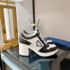 Stilista di lusso Triangolo Scarpe casual di alta qualità Triangolo con fibbia Tacchi da donna Scarpe con tacco spesso Stringate in pelle di vacchetta Testa tonda