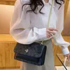 Les sacs de créateurs sont à 90% de réduction sur le sac sous les bras rouge net avec une lumière de poche élevée de luxe avancée une épaule croisée lettre de style Wtern