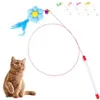 Cat Toys Funny Toy Stick Feather Wand med liten klocka musbur Plastisk konstgjord färgglada teaser leveranser 225e