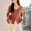 Mohan Yimei Versatile Design Tシャツ2024春の新しい女性のスプリットVネックウエストスリミングニットトップスタイル
