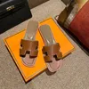 Zapatillas de diseñador de lujo Snadal de cuero Diapositivas de mujer Zapatos planos Outwear Ocio Diapositivas de vacaciones Playa vacaciones de ocio Zapatillas junto al mar Zapatos de moda