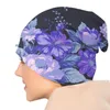 BERETS MIDNIGHT FLORAL Mönster Beanies Knit Hat Bloom Purple Blue Dark Roses Pretty Flower Traditionell