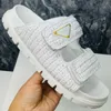 Vit platt plattform Slid tofflor flätade raffia komfort sandaler med signatur triangel öppen tå skor lyxdesigner för kvinnor semester sandal fabrikskor