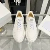 Lyxdesigner kvinnor sneakers färgglada choe name spegel kvalitet modeplattform sneakers rund tå snörning sporta run skor multicolour vit och röd vår sommar