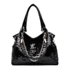Axelväska luxurys designers väskor solida paljettkvinnor handväska stora kapacitet handväskor mångsidiga svart väska messager lutande p275w