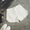 Damskie spodenki Nowa moda nowa letnie kobiety białe dżinsowe spodenki seksowna dziura rozryte mini dżinsy szorty damskie streetwear frędzle high talia shortsl24313