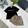 ファッションベビートラックスーツロゴ印刷キッズTシャツスーツサイズ100-160 cm男の子2ピースセットガールズTシャツとジッパーポケットショーツ24マメ