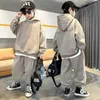 春秋の子供服の少年2pcsセット子供レターフード付きプルーバートップとパンツの衣装の子供のトラックスーツ5 7 9 11 13 15年240226