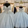 Ljusblå prinsessan quinceanera klänningar bollklänningspärlor remmar från axel spetsar applikationer vestido de quinceanera tulle söt 15 maskerad klänning