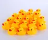 Baby Bath Water Duck giocattoli Mini anatre di gomma gialle galleggianti con suono Doccia per bambini Nuoto Beach Play Toy 119 Z24444015