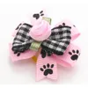 Vêtements de chien 100pc / lot chat cheveux arcs petits accessoires fleurs roses toilettage bandes de caoutchouc 328c