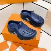 2024 Nya sommarmän Kvinnor Sandaler Designer CLOG Runner tofflor Herrkvinnor Fashion Wedge Platform Heel Shark Sandal High Quality Slipper