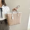 Shop Factory Wholesale Large Capacity Fashionable Handbag for Women 2024 Ny high-end tryckt axelväska Mångsidig tote